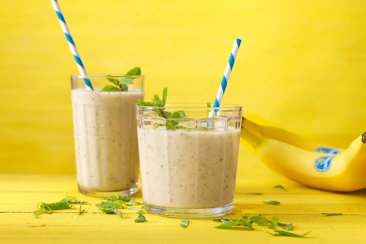 Smoothie with banana, pineapple, mint, lemon and oat milk